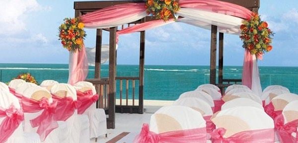 Destination Wedding Etiquette: Who Pays for What?